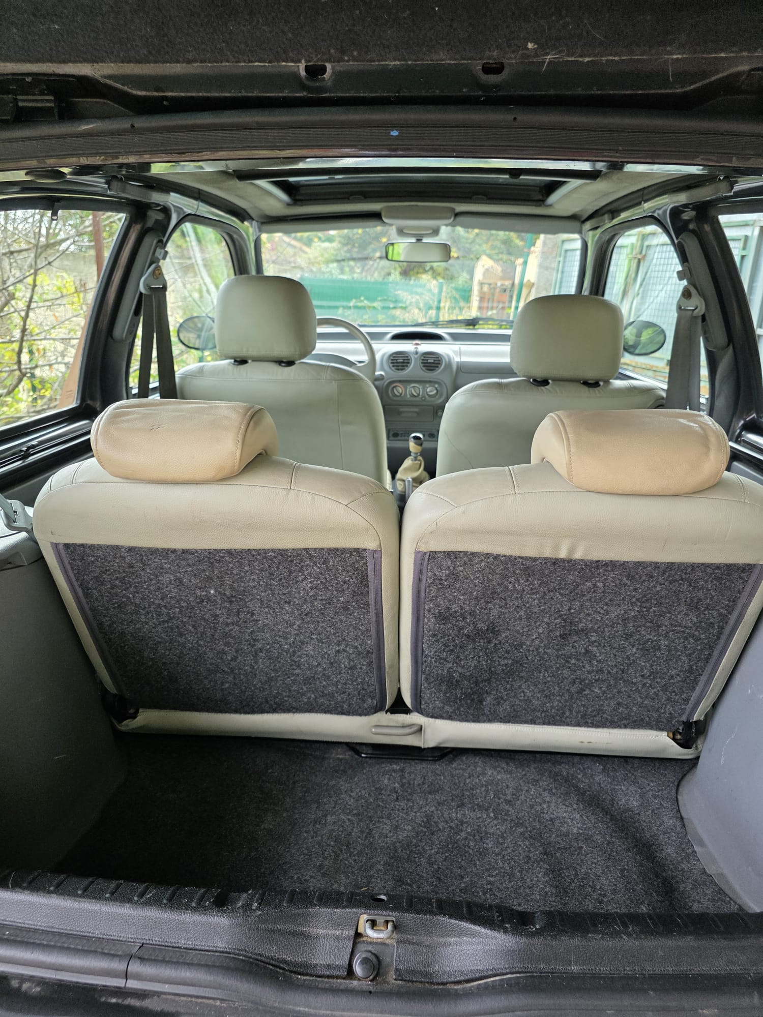 
								Renault Twingo Initiale Paris full									