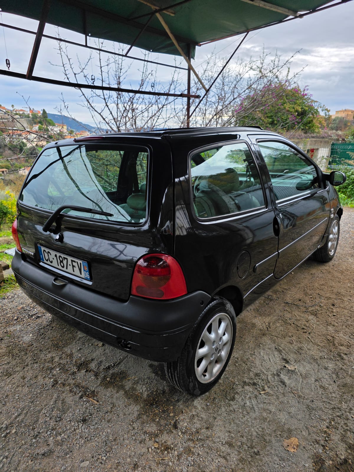 
								Renault Twingo Initiale Paris full									