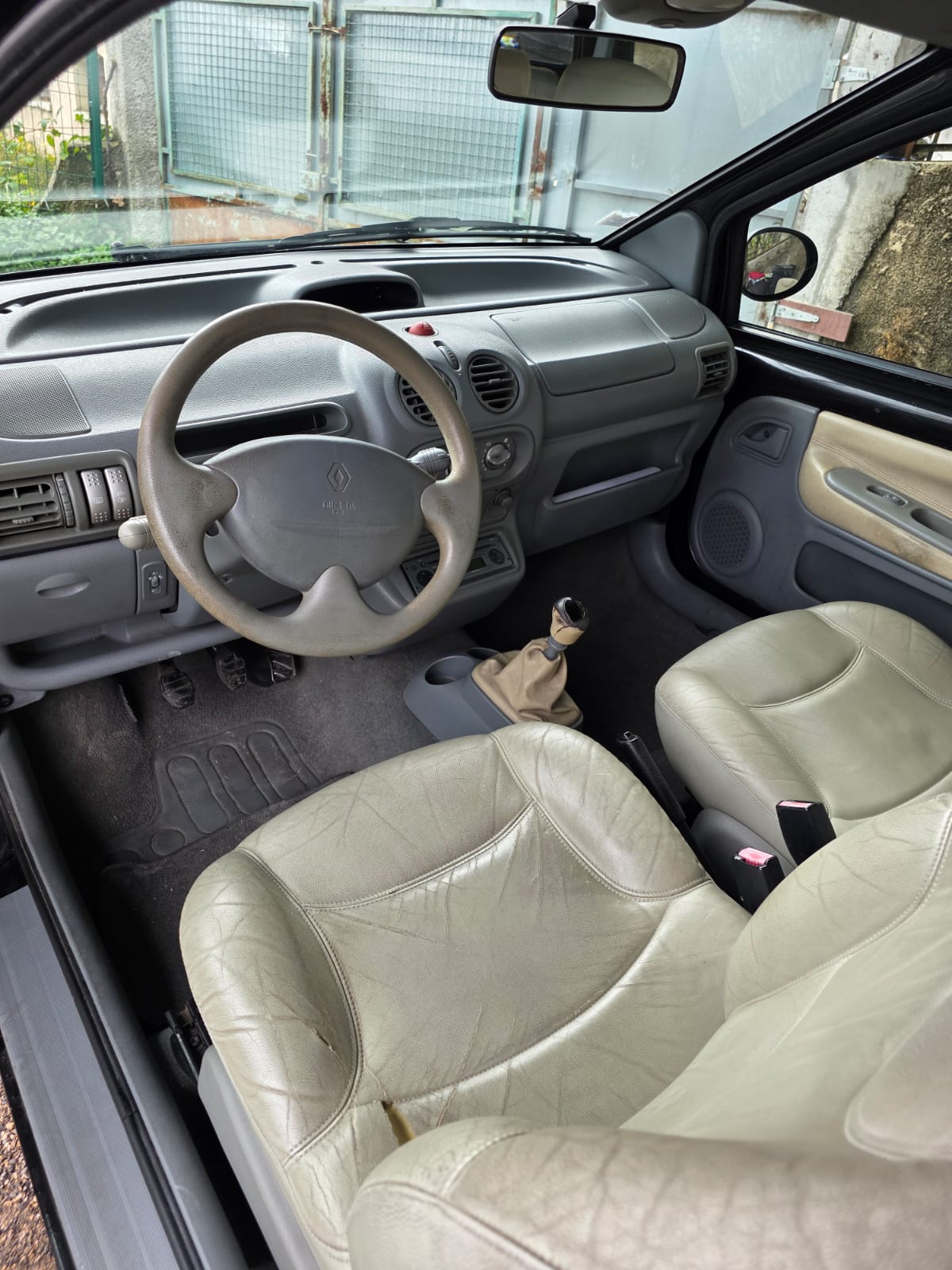 
								Renault Twingo Initiale Paris full									